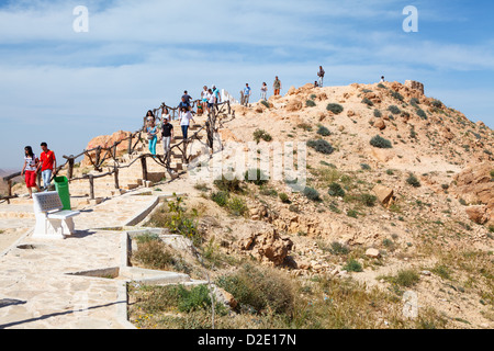 Les touristes viennent en bas de la plate-forme d'observation dans les montagnes. Matmata, Tunisie, Afrique Banque D'Images