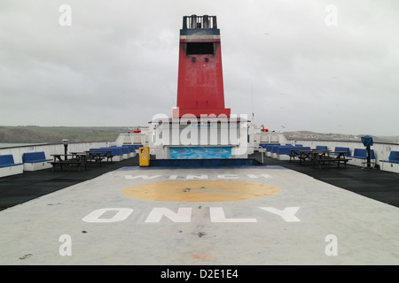 Le treuil seul hélicoptère sur le pont car ferry Stena Europe, sur la mer d'Irlande. Banque D'Images