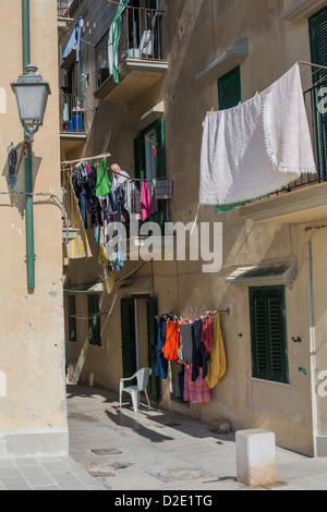 Les vieux bâtiments maisons dans la rue de Vieste, Gargano, Pouilles, Pouilles, Italie Banque D'Images