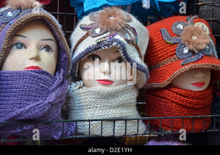 Un hijab et de chapeaux à vendre au souk, Maroc Banque D'Images