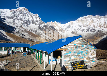 Une maison de thé lodge au camp de base de l'Annapurna Himalaya, Népal, à la recherche, de l'Annapurna Annapurna sud vers Fang et l'Annapurna. Banque D'Images