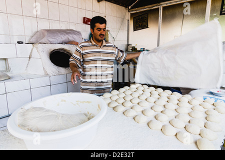 Baker à l'œuvre dans le gouvernorat d'Erbil, Shaqlawa, Iraq kurde Banque D'Images