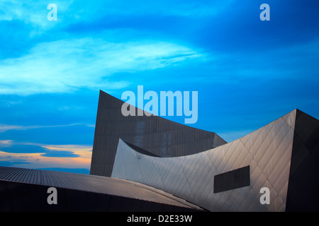 Coucher de soleil sur l'Imperial War Museum à Manchester, au Royaume-Uni. Banque D'Images