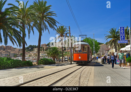 Tram Soller Mallorca tramway traditionnel historique sur le front de mer transportant des passagers de et de la ville de Soller à Port de Soller Mallorca, Espagne Banque D'Images