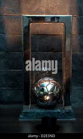 Zurich, Suisse, une copie d'une coupe de football à la maison de la FIFA Banque D'Images