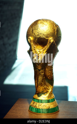 Zurich, Suisse, une copie de la Coupe du monde trophée dans le hall d'entrée de la Maison de la Fifa Banque D'Images