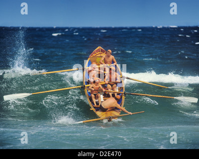 Sydney lifesavers surfboat, passant d'une poignée articulée au cours d'une compétition au North Narrabeen Beach surf carnival Banque D'Images