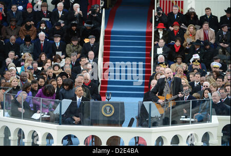 21 janvier 2013 - Washington, District of Columbia, États-Unis - Le président américain Barack Obama musicien montres James Taylor chanter avant d'être prêté serment pour un second mandat en tant que le président des États-Unis par le juge en chef de la Cour suprême John Roberts au cours de sa cérémonie d'inauguration à le Capitole à Washington, D.C. le 21 janvier 2013. (Crédit Image : © Pat Benic/Piscine/cnp/Prensa Internacional/ZUMAPRESS.com) Banque D'Images