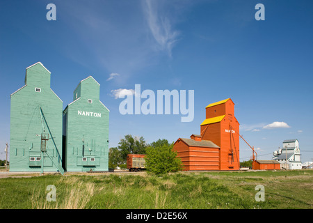 Les silos à céréales à ossature de bois CANADA ALBERTA NANTON Banque D'Images