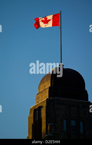 Un drapeau canadien vole depuis le toit d'un bâtiment. Banque D'Images