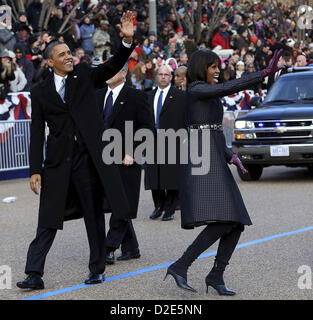 21 janvier 2013 - Washington, District of Columbia, États-Unis - Le président Barack Obama et Première Dame Michelle Obama vague comme ils marchent dans Pennsylvania Avenue à Washington, lundi, Janvier 21, 2013, lors de la première parade après sa cérémonie de prestation de serment au Capitole au cours de la 57e Cérémonie d'investiture. (Crédit Image : © Doug Mills/Piscine/Prensa Internacional/ZUMAPRESS.com) Banque D'Images