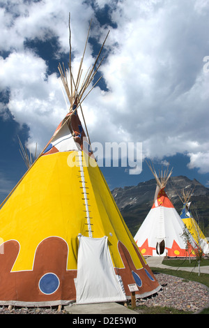 Tipis AMÉRINDIENS PEINTS SAINT MARY LODGE RESORT SAINT MARYS LE GLACIER NATIONAL PARK DU MONTANA USA Banque D'Images