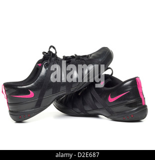 Une paire de Nike en cuir noir pour femmes chaussures de conditionnement physique Banque D'Images