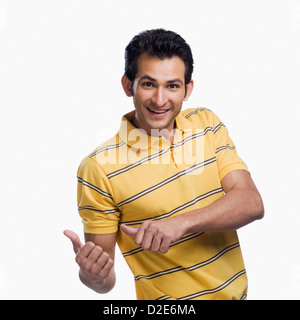 Portrait d'un homme et l'auto-stop smiling Banque D'Images