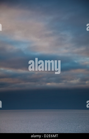 Horizon orageux sur l'océan en hiver Banque D'Images