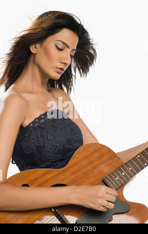 Portrait d'une femme jouant de la guitare Banque D'Images