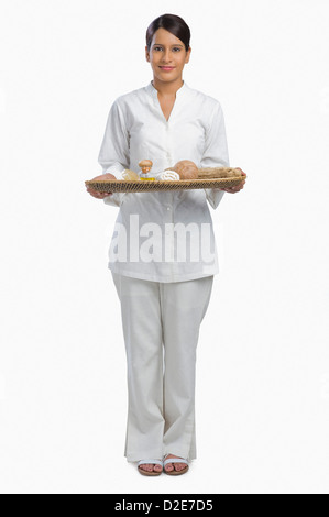 Femme tenant un magasin de produits pour l'aromathérapie Banque D'Images