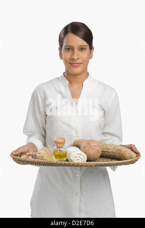 Femme tenant un magasin de produits pour l'aromathérapie Banque D'Images