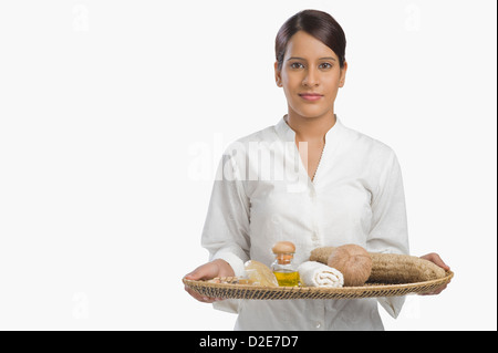 Femme tenant un magasin de produits pour l'aromathérapie Banque D'Images