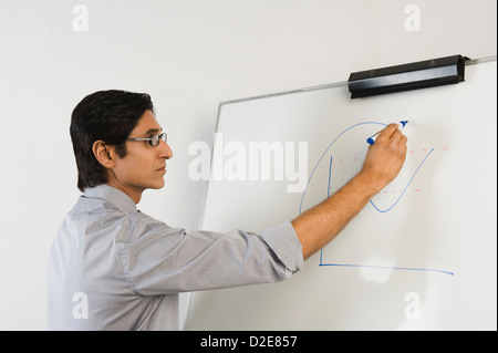 L'écriture de l'enseignant sur un tableau. Banque D'Images