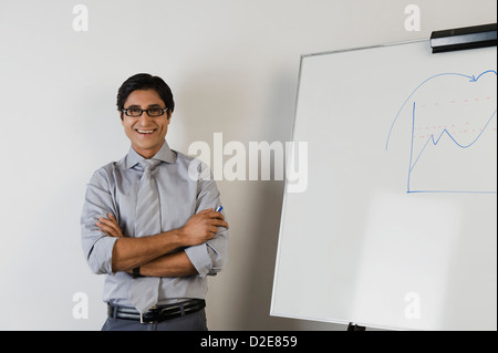 Portrait of a teacher smiling devant un tableau blanc Banque D'Images