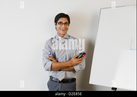 Portrait of a teacher smiling devant un tableau blanc Banque D'Images