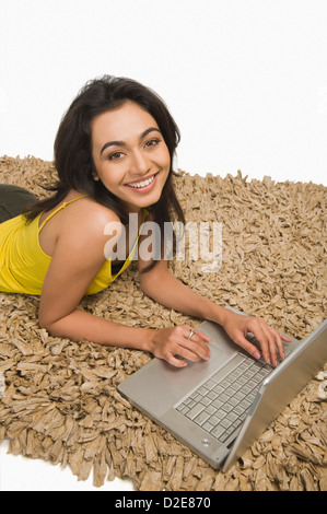 Portrait of a woman working on a laptop Banque D'Images