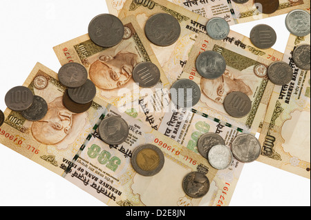Monnaies de différents pays sur cinq cents Indiens notes roupie