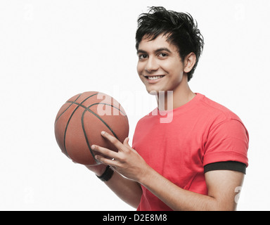 Portrait d'un homme tenant un ballon et souriant Banque D'Images