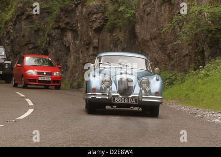 Jaguar Mark 2, voitures classiques dans les gorges de Cheddar sur le Tour 2010 Britannia Banque D'Images