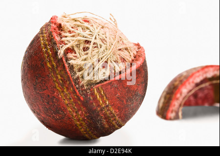 Close-up of a usé le cricket ball Banque D'Images