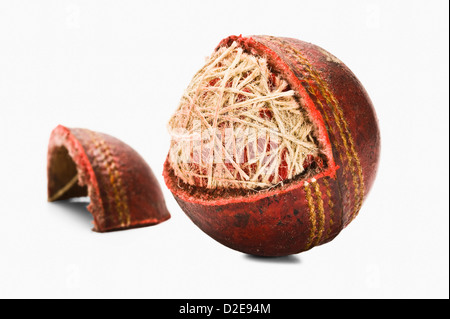 Close-up of a usé le cricket ball Banque D'Images