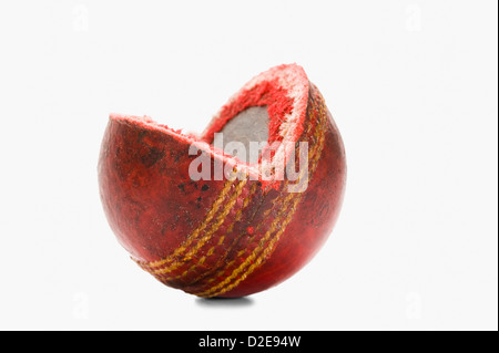 Close-up of a usé le cricket ball Banque D'Images
