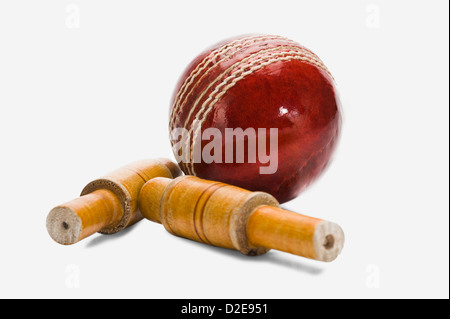 Close-up d'une balle de cricket et passants Banque D'Images