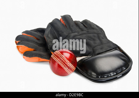 Close-up d'un cricket ball avec une paire de gants de maintien du guichet Banque D'Images