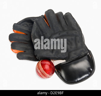 Close-up d'un cricket ball avec une paire de gants de maintien du guichet Banque D'Images