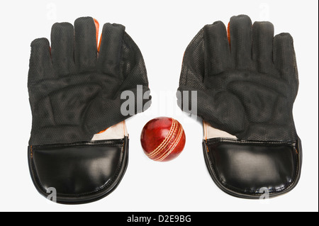 Close-up d'un cricket ball avec une paire de gants de maintien du guichet Banque D'Images