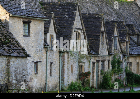 Une vue sur le vieux chalets à Bibery dans les Cotswolds en Angleterre Banque D'Images