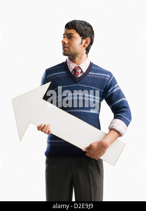 Businessman holding une flèche sign Banque D'Images