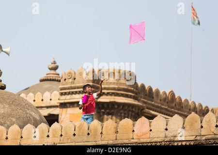 Boy flying a kite sur la Jama Masjid, Festival du cerf-volant ou Uttarayan à Ahmedabad, Gujarat, Inde Banque D'Images