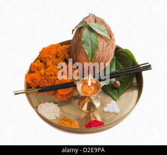 Close-up des offrandes religieuses dans un thali Banque D'Images