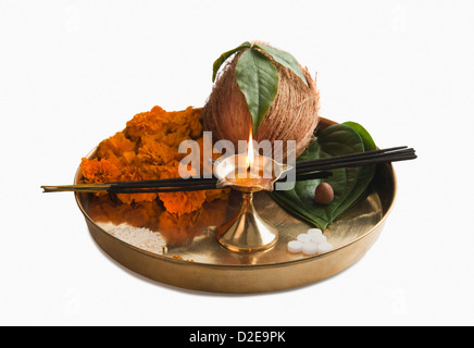 Close-up des offrandes religieuses dans un thali Banque D'Images