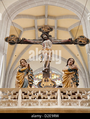 KOSICE - 3 janvier : croix sculptée et Vierge Marie et st. Statue de John d'une année 1420 à Saint Elizabeth cathèdre gothique Banque D'Images