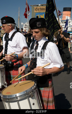 Le batteur de l'adolescence dans la Grande Parade des clans à l'Scotsfest Queen Mary à Long Beach, CA Banque D'Images