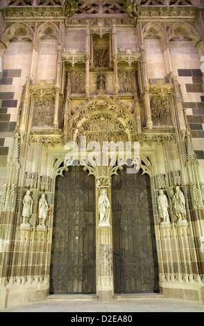 KOSICE - 3 janvier : portail nord de Saint Elizabeth cathédrale gothique de nuit le 3 janvier 2013 à Kosice, Slovaquie. Banque D'Images