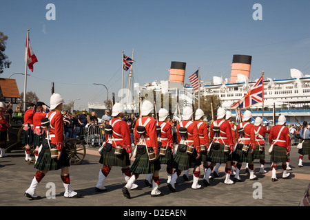 La grande parade des clans à l'Scotsfest clan gathering Festival écossais et du Queen Mary à Long Beach, CA Banque D'Images