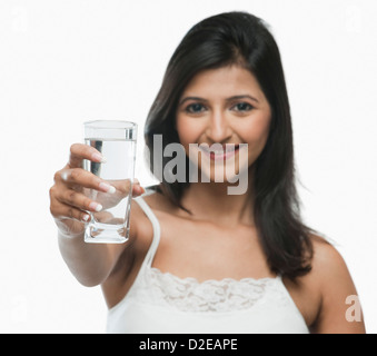 Portrait de femme tenant un verre d'eau Banque D'Images