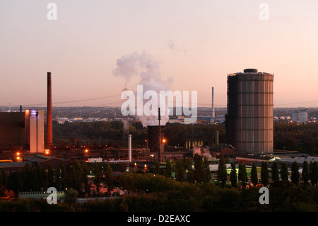 Bottrop, Allemagne, la coke de prospérer au stockage du gaz naturel dans la lumière du soir Banque D'Images