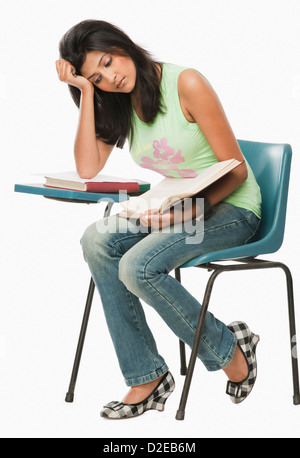 Étudiant d'université à la triste dans une salle de classe Banque D'Images