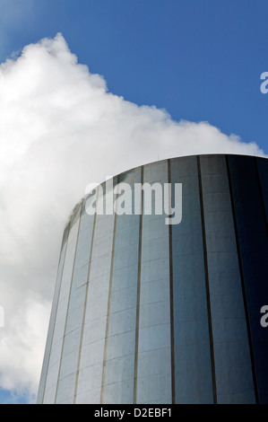 Duisburg, Allemagne, la vapeur s'élève de la tour de refroidissement du haut fourneau 8 de ThyssenKrupp Steel Banque D'Images